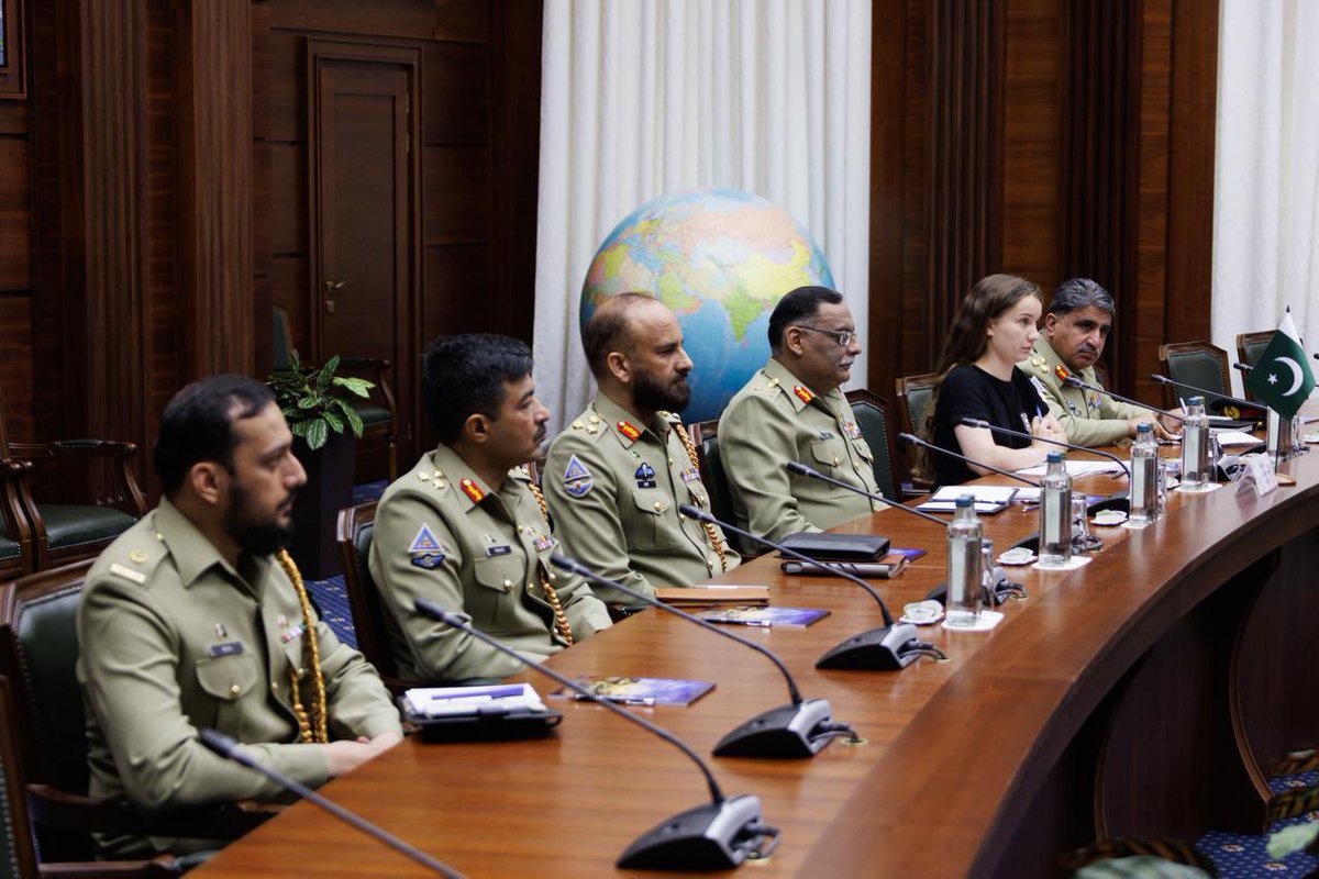 Bleed_GreenPK's tweet image. General Sahir Shamshad Mirza, Chairman of the Joint Chiefs of Staff Committee, is on an official visit to Russia. During his visit, he met with Colonel General Alexander Fomin, Deputy Defence Minister; Aleksandr Venediktov, Deputy Secretary of the Security Council of the Russian