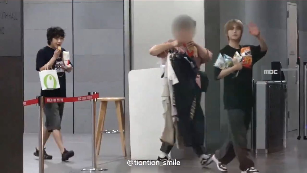 저게 군필아이돌 라디오스케퇴근길이라고?
초딩 미술학원끝나고집가는게아니고? 
ㅠㅠㅠㅠ