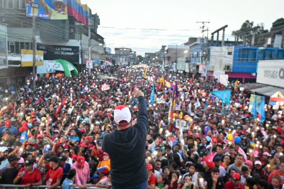 Nahumfernandezm's tweet photo. 🐓El amoroso pueblo de Barinas recibió al candidato de la Patria bolivariana y la esperanza @NicolasMaduro con un gran acto lleno de alegría, amor y folklore, celebrando por todo lo alto estos 25 años de Revolución Bolivariana y reivindicaciones sociales. https://t.co/VeIVcUzeUw