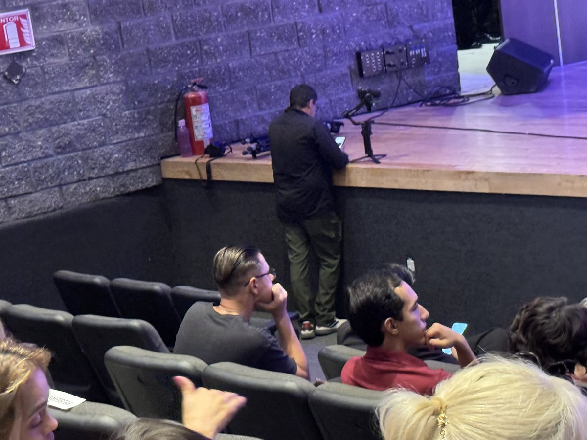 Discriminación en evento de The Beatles en Zapopan <a href="/JuanJoseFrangie/">Juan José Frangie</a> <a href="/marcepreciado/">Marce Preciado Gq</a> los lugares de adelante ni para PcD ni para adultos mayores y la persona de barba no explica