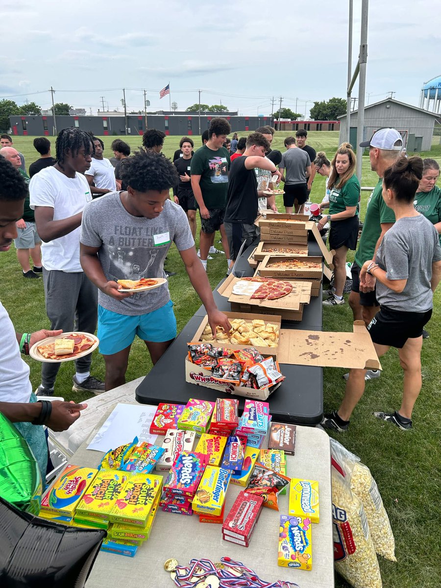 We had our first annual parents vs. players kick ball tournament last night. Congrats to our winners and a huge thanks to all of our parents who help set the event up. Also, a special thanks to BB’s on North for providing a discount on delicious pizza! #TWFB
