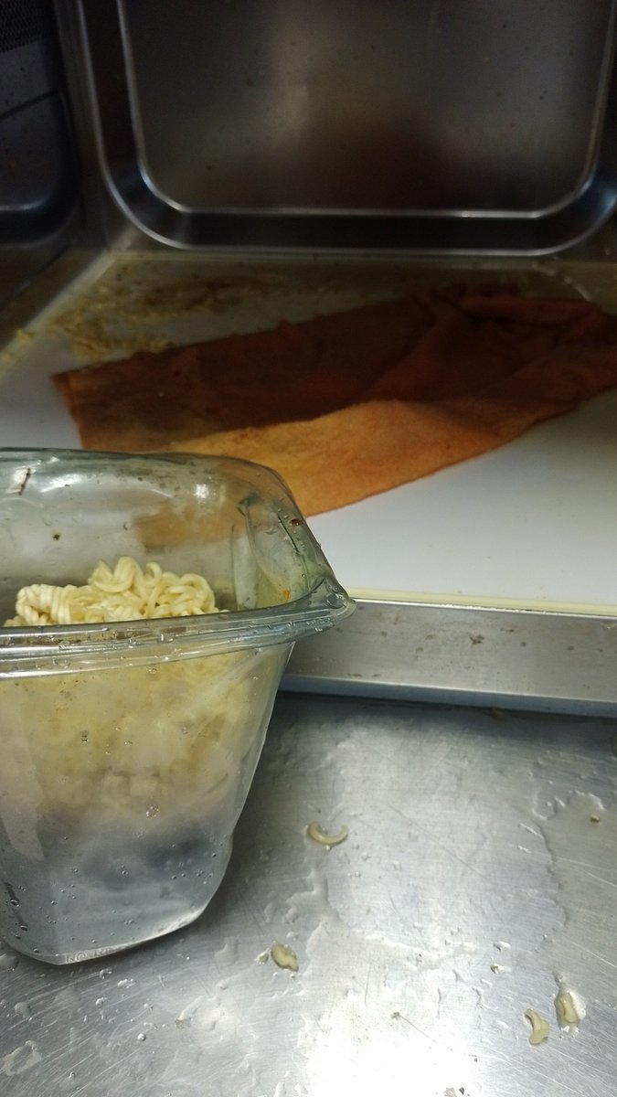 Compi9016's tweet image. Hoy pos no traje lunch y tampoco dinero.
Pero siempre tengo una @MaruchanMx  ramen para las emergencias,me la preparo y la dejo en el micro,me doy la vuelta  y el recipiente en que la preparé se achicharro se  cayó y se tiró...🥹🥲
Chale...