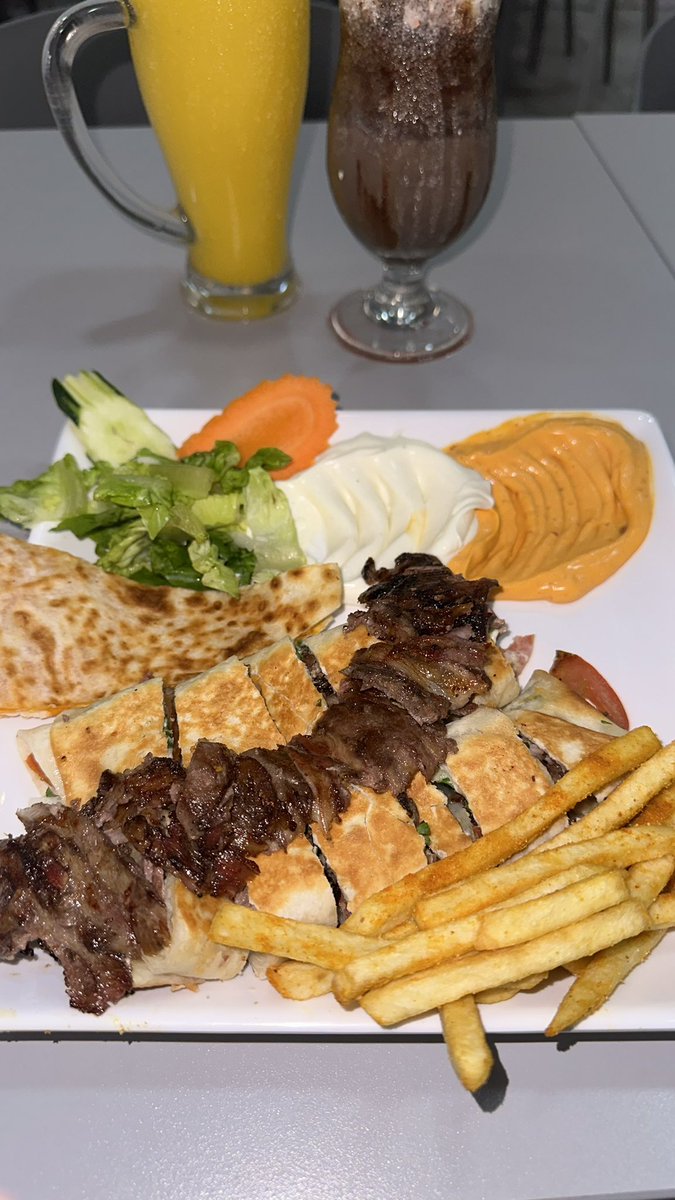 Nurintashaa's tweet photo. Shawarma underrated tapi sedap!!

Just incase korang craving nak makan shawarma, dipersilakan untuk datang kedai ni.

Dah 3 kali kot i makan!!! Nasi arab dia pun i sukaaa. https://t.co/fyV9fBigWm