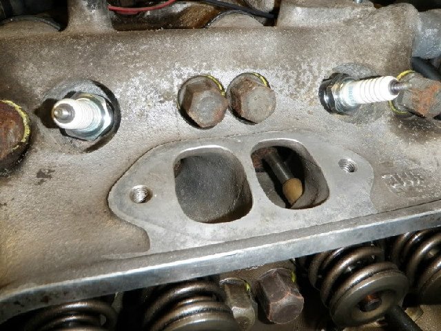 dannybender2026's tweet photo. This engine had an oil consumption problem. Looks like the valve guide slid down in the head, making the valve seal come off. Not a common problem!! #engineportal #oilconsumption #valveguide https://t.co/VDRyUet9PB