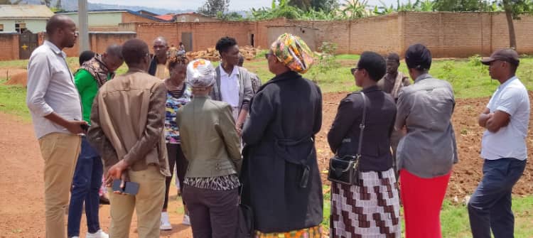 PAE_rwanda's tweet photo. Five families of vulnerable survivors of Genocide against Tutsi in 1994. In Nyarugenge district have received cows that yield improved fertilizer and will produce milk that will help in healthy diet.
We thank Nyarugenge leaders for the collaboration. Sept,26,2023 https://t.co/ur8BmgsVzz