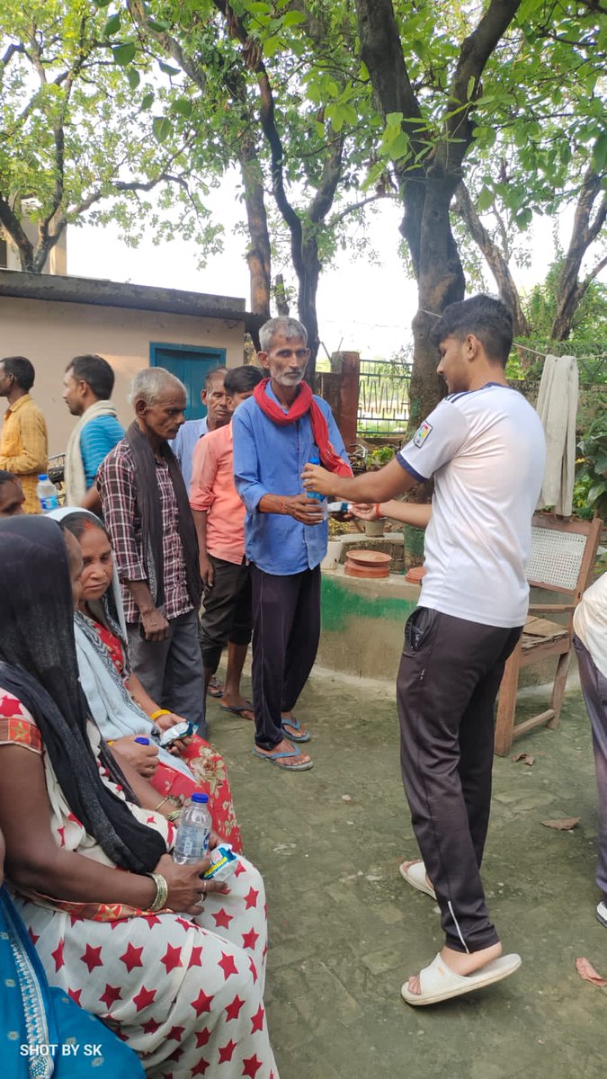 nkashyap903's tweet image. and other needy people in Lucknow and NTPC Tanda.
Through this program, interns experienced the challenges and obstacles faced in the free distribution programs done by social organizations.
#SrijanSocialInternshipProgram
#SESWSSocialInternshipProgram
