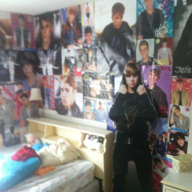 es 2010 y entras a la habitación de una belieber