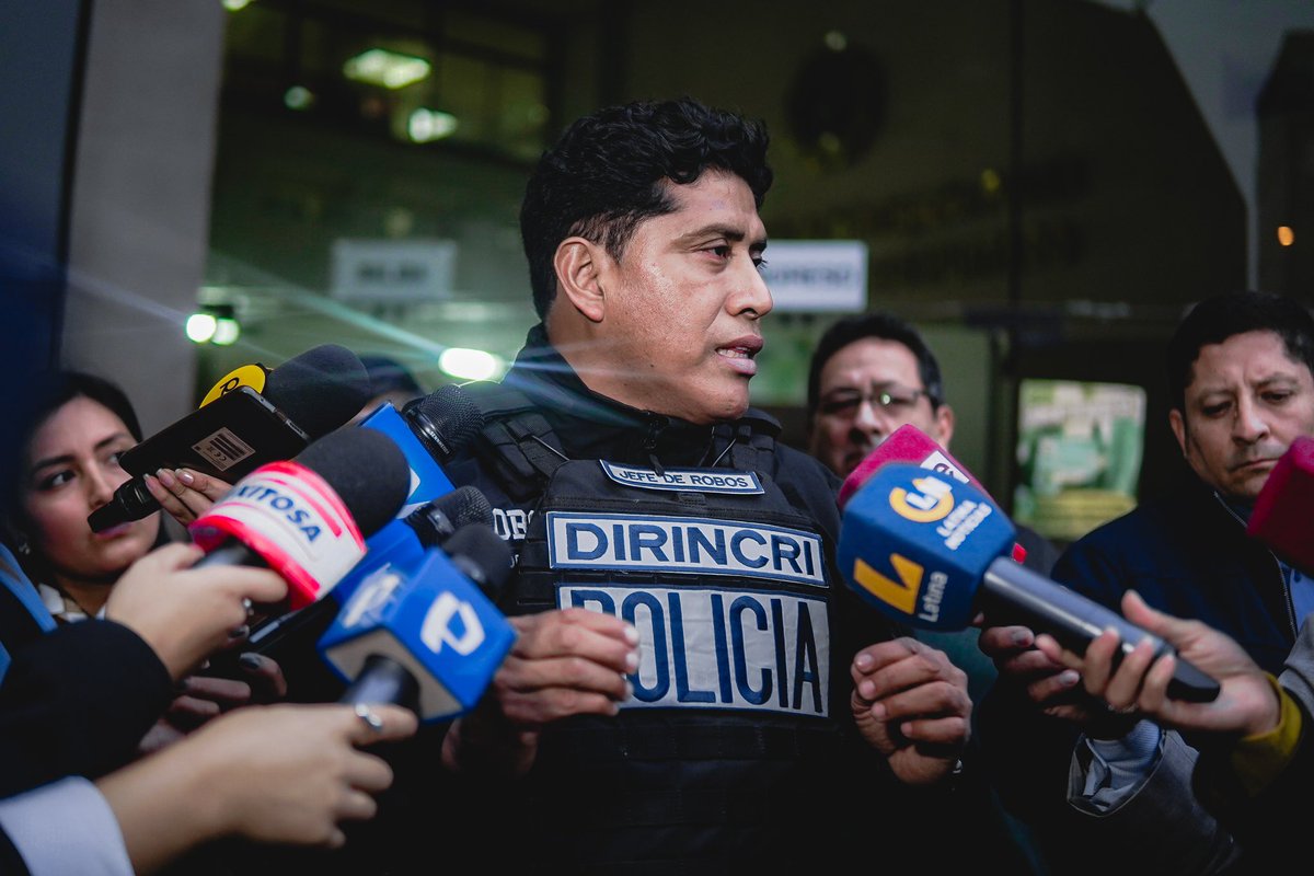 DirincriPNP's tweet photo. 👮 Agentes de la #Divinrob lograron la detención de alias "Manolo", quien habría participado en el asalto y robo a mano armada de camioneta Hilux, en agravio del alcalde de #Comas, ocurrido el pasado mes de abril. #DetectivesEnAcción 💪 https://t.co/20lBLboavd