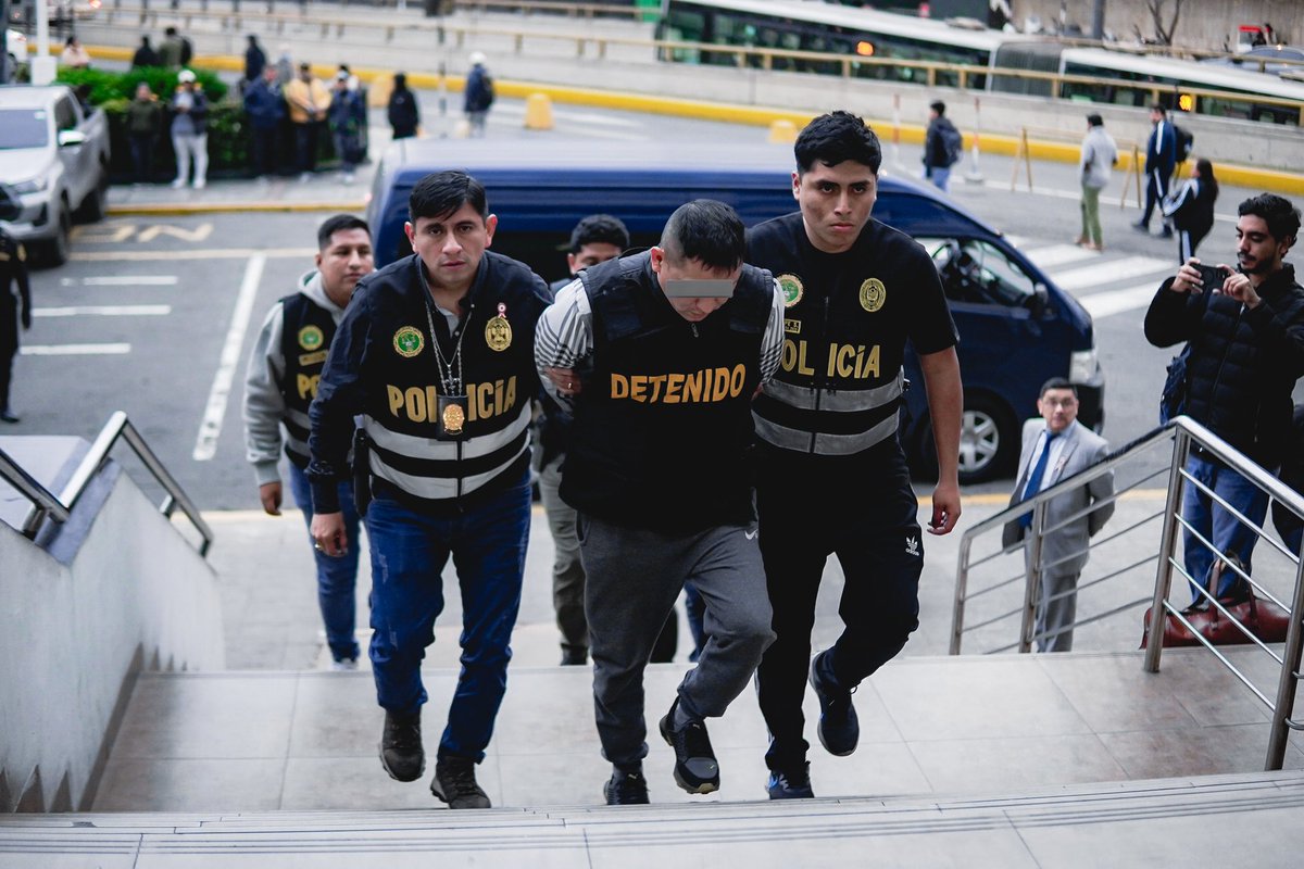 DirincriPNP's tweet photo. 👮 Agentes de la #Divinrob lograron la detención de alias "Manolo", quien habría participado en el asalto y robo a mano armada de camioneta Hilux, en agravio del alcalde de #Comas, ocurrido el pasado mes de abril. #DetectivesEnAcción 💪 https://t.co/20lBLboavd