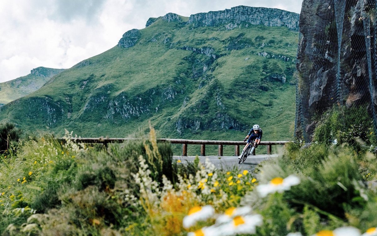 lucasaganronald's tweet image. THREAD

The best photos from the 11th stage of this year’s Tour de France. #TDF2024 

1. The comeback is always stronger than the setback. (📷: cyclingimages)
