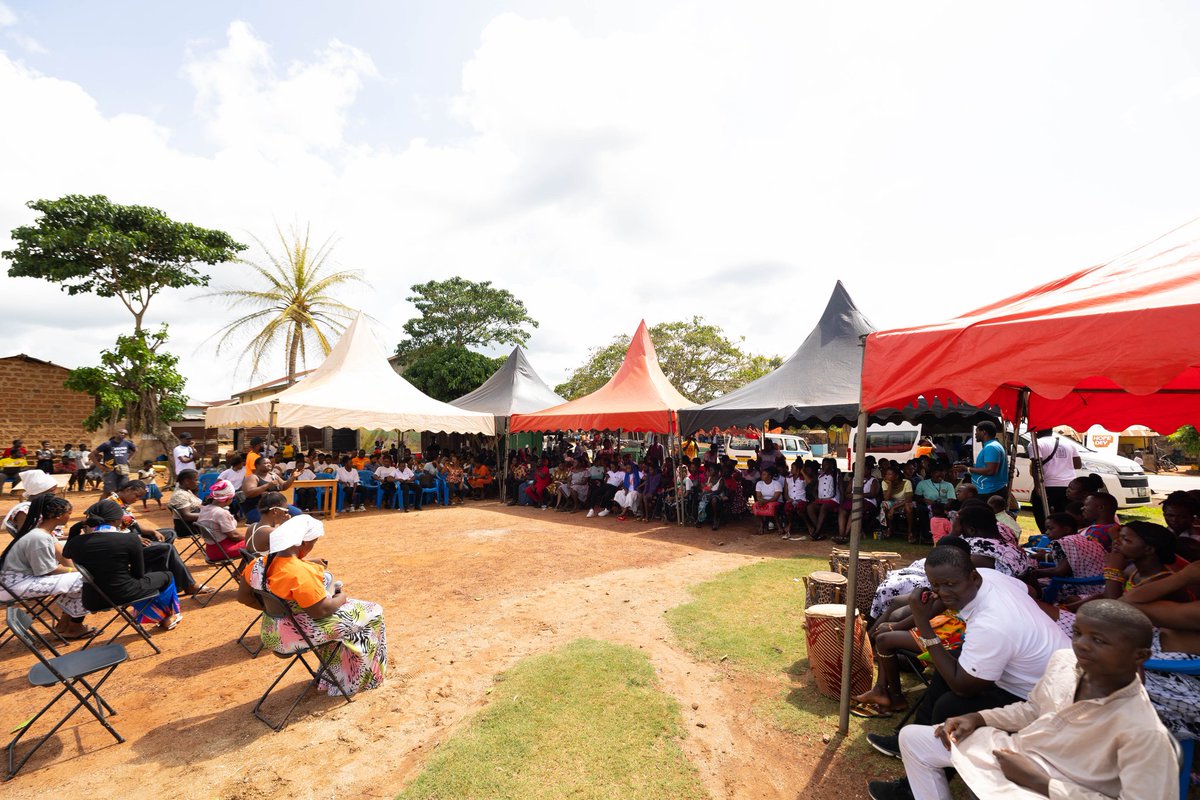 MerakiArtsAfric's tweet photo. In the heart of Techiman, a burst of hope ignited as the Ghana Grows Team used the power of theatre to spark meaningful change within the community.
#GhanaGrows
#HopeDey
#SpringboardRoadShowFoundation
#MastercardFoundation
#MerakiArtsAfrica
#TheatreForChange
#ATVET
#Techiman https://t.co/1XUiTxBo3U