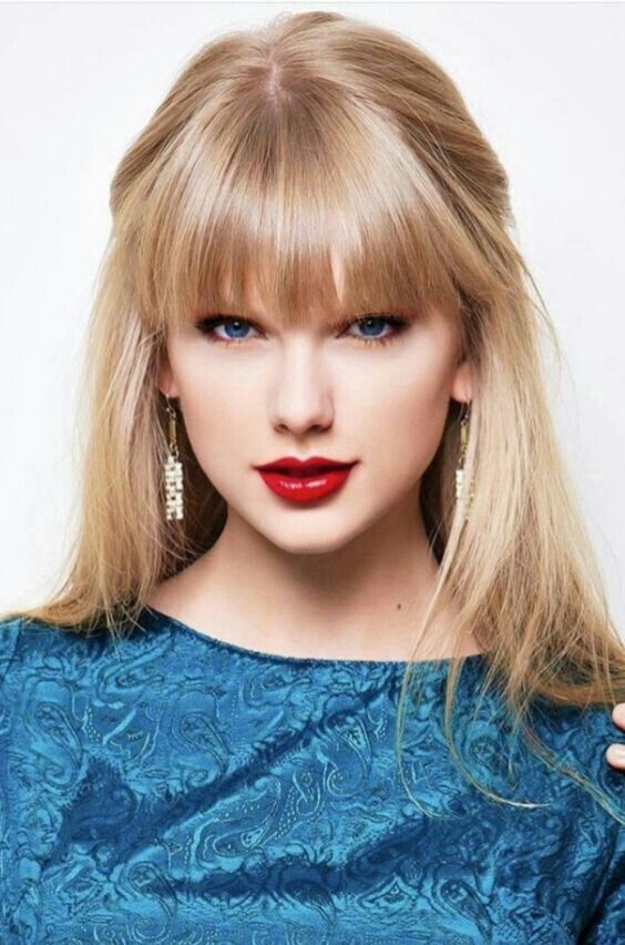 SwiftTaylor2148's tweet photo. Two beauties are looking at each other !!  #taylorswift #taylorswiftlive #taylorswiftvids #taylorswiftfan #taylorswiftconcert #viral #tay #foryou https://t.co/RFBhpnXi6U