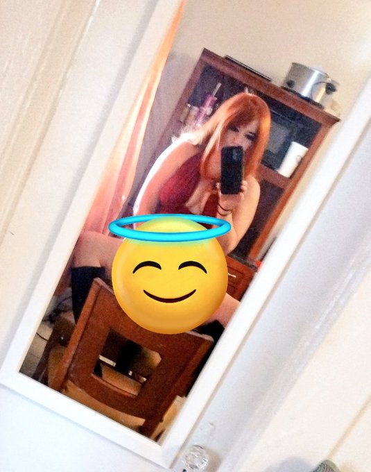 That girl is such a pig eww gross what a freak. *Me wanting to be barefoot in the kitchen waiting for