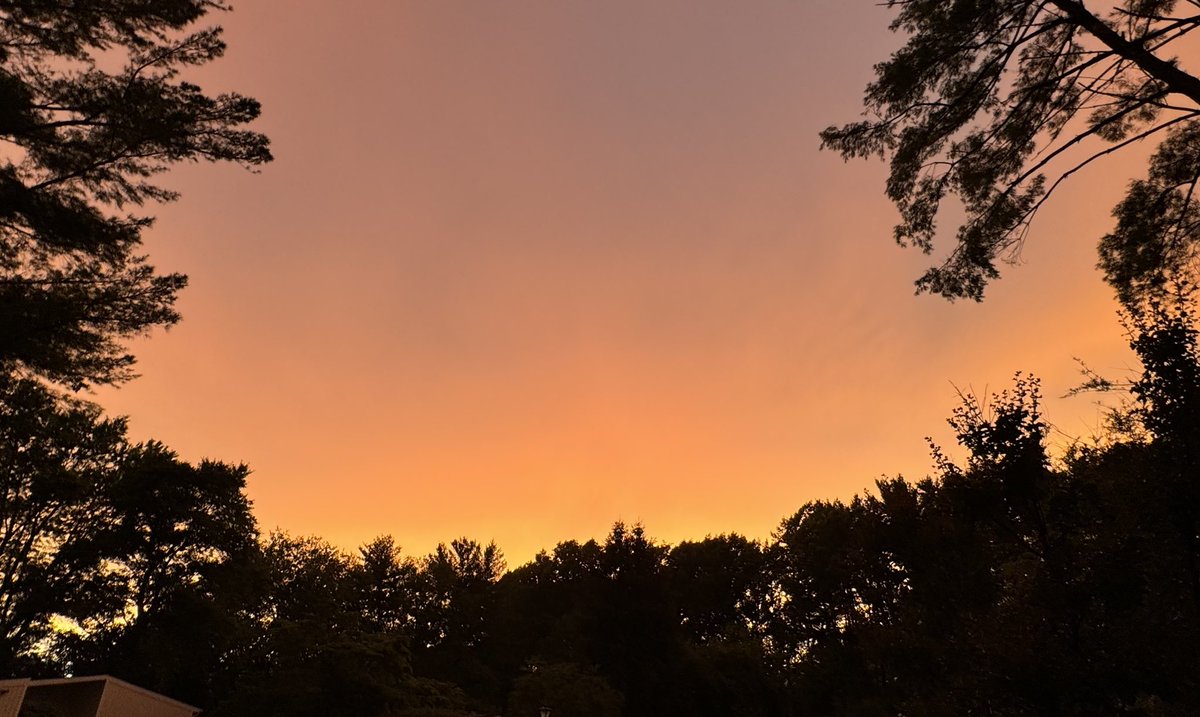 ModeratelyMoco's tweet image. Another incredible sunset and I’m hearing some parts of the county saw rainbows too. This is the only picture I got. Anyone got good pictures of either that we could share?