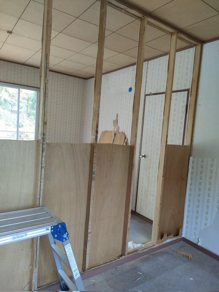 umitonasi's tweet photo. 【2階アトリエ部分】
6畳3部屋をつなげて、一部屋にします。

YouTubeをみてバール1本で壁を抜こうとしましたが、マルチツールと併用する事で体力をかなりセーブすることができました。

安いマルチツールを使ってましたがすぐにだめになりました。マキタに変えてとても捗りました。 https://t.co/UmubWXh1FT