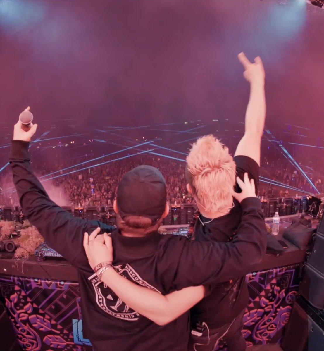 flashback to Lost Lands w/ ⁦<a href="/killthenoise/">ᵏᵗⁿ</a>⁩ .  you can’t see it from this angle but my soul left my body about 5 minutes ago.