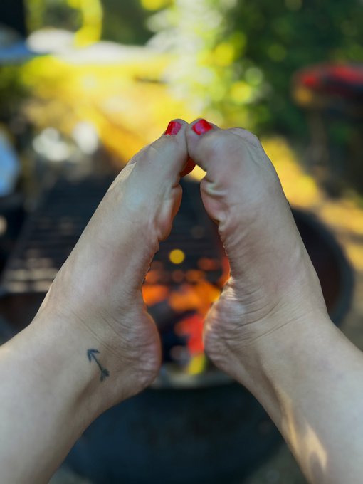 Where&rsquo;s my GOONERS?! 😏🦶 https://t.co/AVfVYlnB2a