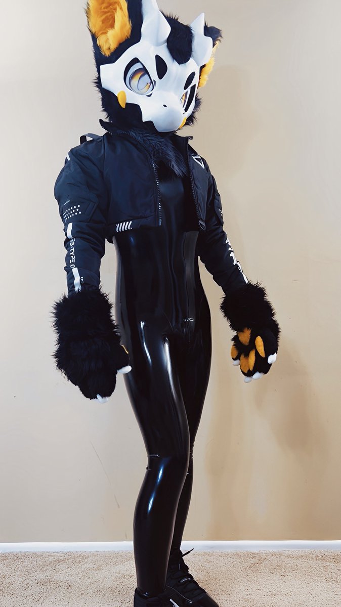 在家的好处是可以不穿裤子