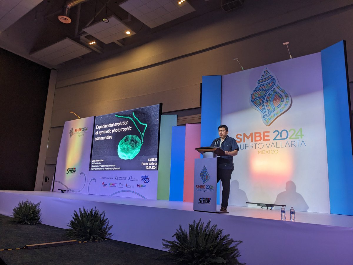#SMBE2024 Microbial Communities moves forward with <a href="/ppflrs/">Pepe Flores</a> on experimental evolution of Chlamydomonas phycosphere under different light conditions and carrying capacity.