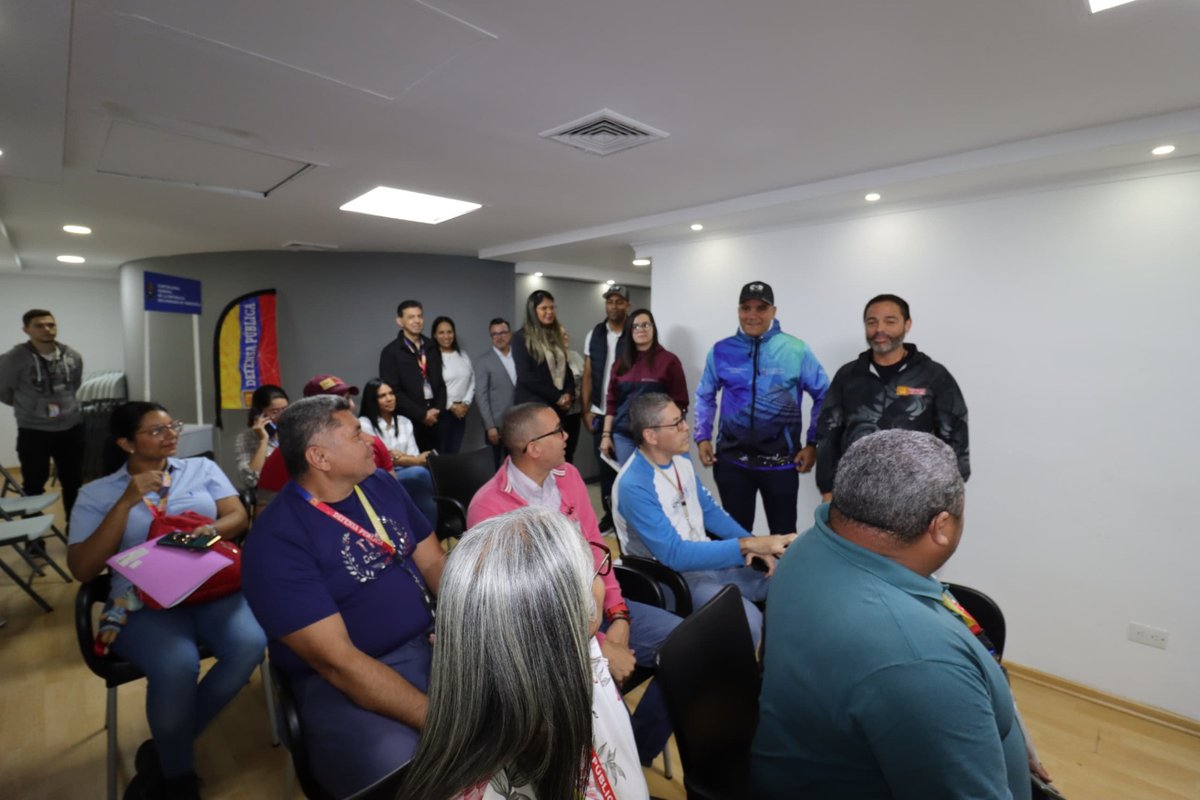 CGRVenezuela's tweet photo. El contralor general (E), Dr. Jhosnel Peraza, junto al defensor Público, Dr. Daniel Ramírez, hizo un llamado a las y los funcionarios de la APN para que cumplan con su deber y participen en la jornada de la #DJP, con el fin de garantizar la transparencia en la gestión pública. https://t.co/Tz791TcyHx
