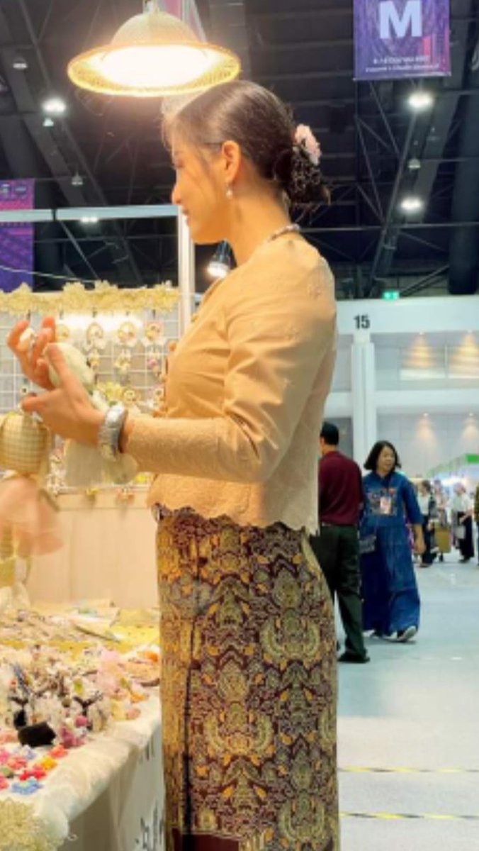 ชอบสาวใหญ่นุ่งผ้าถุง (@phongsathotn3) on Twitter photo 