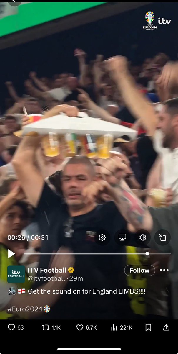 Whilst all those go crazy around him the dedication to the beer has to be commended! 🤣#NEDENG