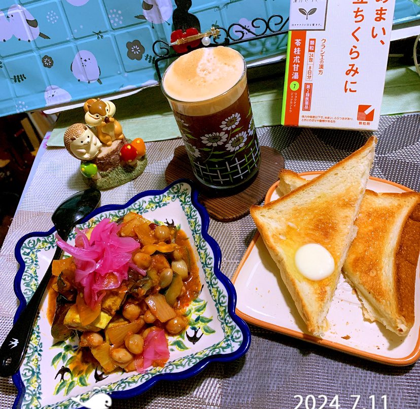 kyoyasaga's tweet photo. #古楽の楽しみ
振休でパスポート申請に行く予定な今日☔️
昨夜🚲パンクしたし午前中は🏠の点検もあるしでタスク多い…ので #朝ごはん がっつりカポナータ🍆🥒🧅🍅🫘食べながラモーな異国情趣を味わってます。
またヴァーチュオ抽出量見誤ってオーバーフロー💦
 #ネスプレッソ☕️ 
 #ブルータブリエ https://t.co/P0mEqy10no