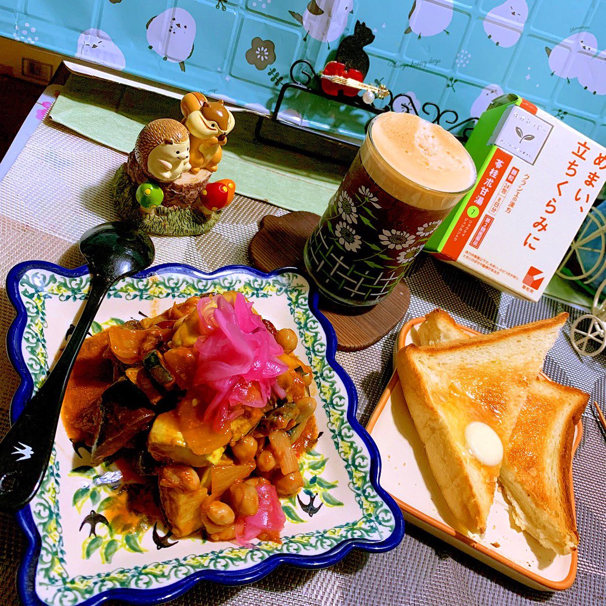 kyoyasaga's tweet photo. #古楽の楽しみ
振休でパスポート申請に行く予定な今日☔️
昨夜🚲パンクしたし午前中は🏠の点検もあるしでタスク多い…ので #朝ごはん がっつりカポナータ🍆🥒🧅🍅🫘食べながラモーな異国情趣を味わってます。
またヴァーチュオ抽出量見誤ってオーバーフロー💦
 #ネスプレッソ☕️ 
 #ブルータブリエ https://t.co/P0mEqy10no