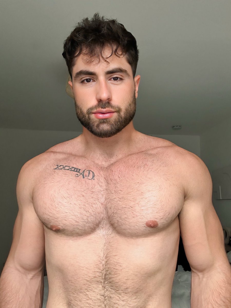 roy3tev3's tweet photo. Pecks 😌 https://t.co/096vHxyjwq