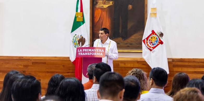 LagarrapataS22's tweet photo. La austeridad republicana de @salomonj es una farsa: ni redujo el gasto gubernamental y menos eliminó privilegios de sus altos funcionarios lo que se traduce en una administración deficiente y corrupta. Apenas quiso quitarse los golpes por la adquisición de 3 camionetas blindadas https://t.co/jXMdHRVB45