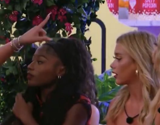 illkeepthisone's tweet photo. @11114n637 @meltborne So you’re clearly blind.. what are u on about. Show me where the finger is in her face lmfao. https://t.co/6k4NcdIVJb