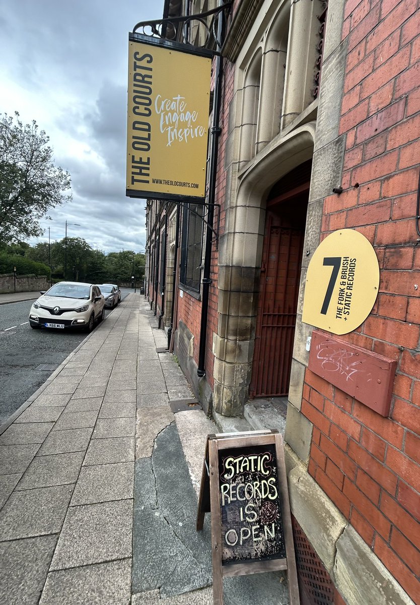 TeamPie1's tweet photo. @StaticRecords best vinyl venue in Wigan.  Superb. https://t.co/2a5DA8V0Zm