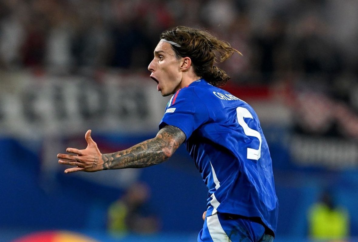 FabrizioRomano's tweet photo. 🚨🔴⚪️ Talks between Arsenal and Bologna for Riccardo Calafiori are still ongoing.

Bologna insist on €50m fee, no plans to reduce the price tag as they owe 50% to FC Basel.

Arsenal want to include add-ons as key part of the deal.

Calafiori wants Arsenal, waiting for them. https://t.co/dIh2C6jNkw