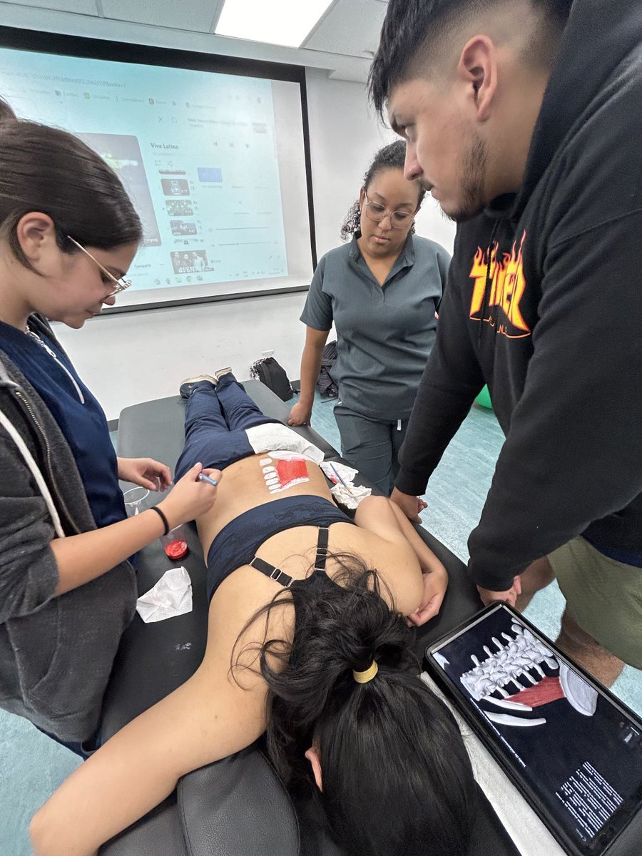 UIDE's tweet photo. La Escuela de #Fisioterapia de la #UIDEpoweredbyASU realizó el #workshop Desafiando el dolor lumbar, demostrando técnicas de cuidado e #innovación en diversos espacios de diálogo, junto a especialistas de la rama.
Conoce más ➡️ https://t.co/vbG2IpD5D6
#SaludUIDE #Bienestar https://t.co/BULv4YaOt8