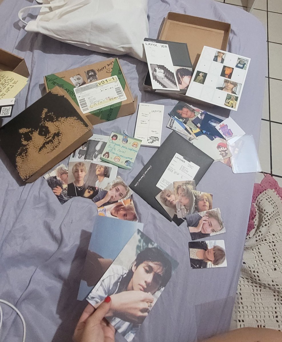 sasuthv's tweet photo. feedback super super positivo para a @taecomuna que me vendeu o layover verdinho e o set do azul 😭 chegou tudo bem embaladinho e certinho! obg pelos brindes meu bem 🩵 https://t.co/Ji5Z9fdEcu