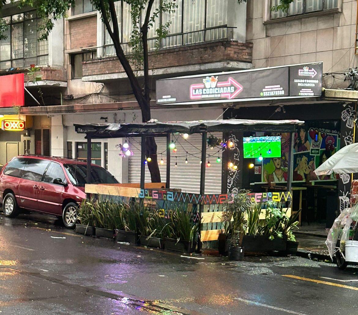 ¿En verdad necesitamos lugares como este en la #ColoniaJuarez y en general en la CDMX? No tienen mayor propuesta que el ruido y el estorbo en vía pública.
¿Cómo le hacemos para que <a href="/PAOTmx/">PAOT</a> vaya a darse una vuelta para constatar su escándalo que viola dB permitidos? 
📍Roma #35.