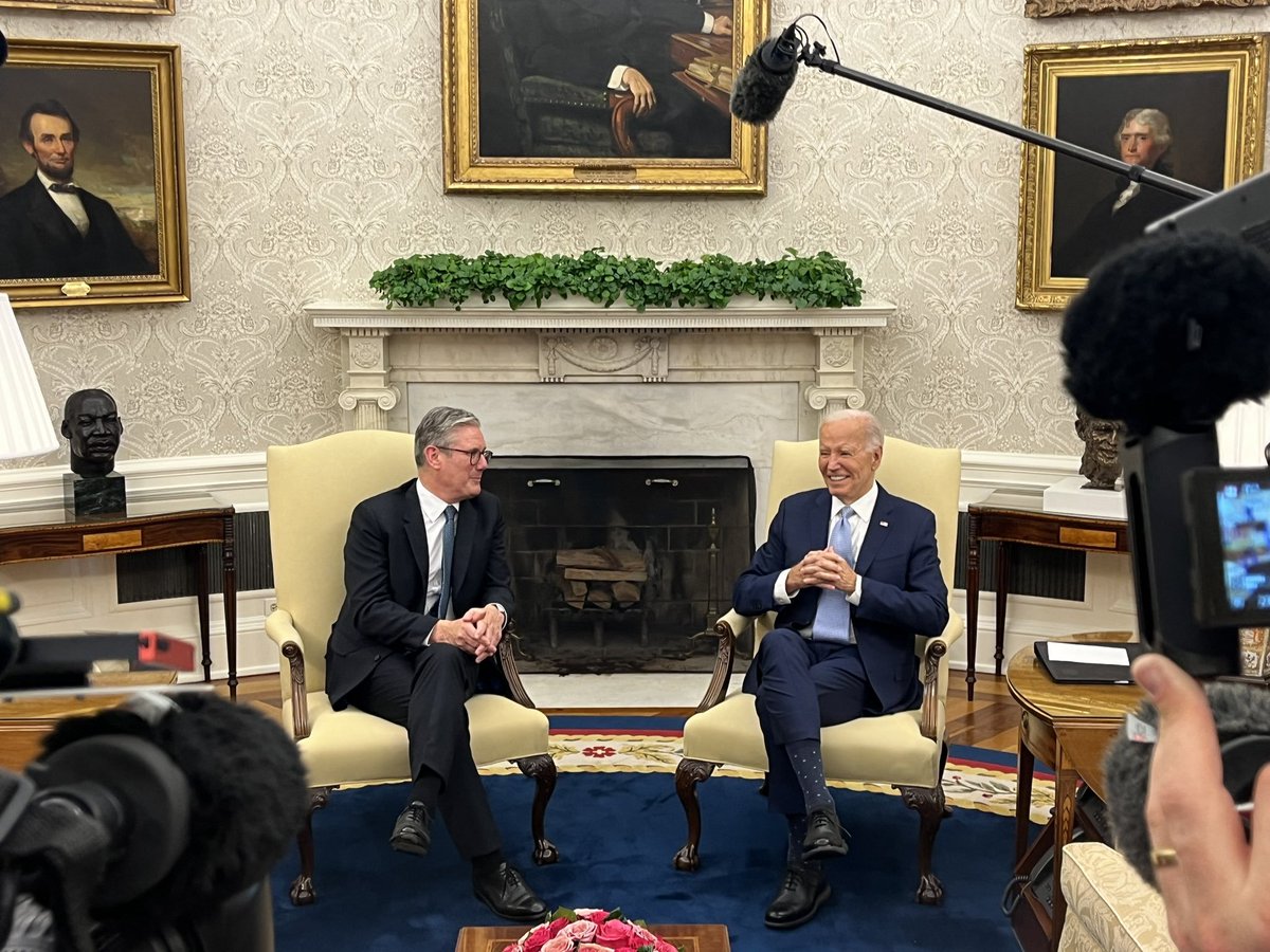 PolitlcsUK's tweet photo. 🚨 NEW: Prime Minister Keir Starmer in the Oval Office https://t.co/ItHUaHv0tn