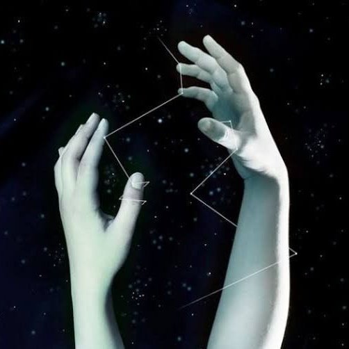 Тысячи вариантов судеб проносятся перед глазами, прежде чем мы выберем нужный
Пойти против предначертанного невозможно, но мы здесь, чтобы все изменить
Приветствую тебя в комиссии по предсказаниям. Я проживала нашу встречу сотни раз до того, как она случилась наяву