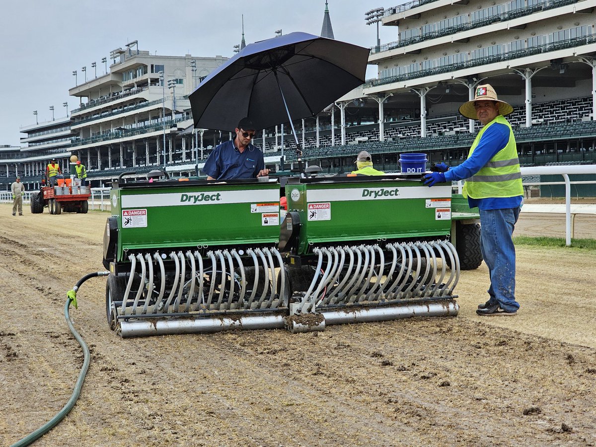 Into the home stretch again! Huge shutout to the crew. These guys bucketted 15 truckloads of sand so far. Big thanks to everyone involved. #DryJect <a href="/DryjectHQ/">John Paddock</a> @chrismillergolf