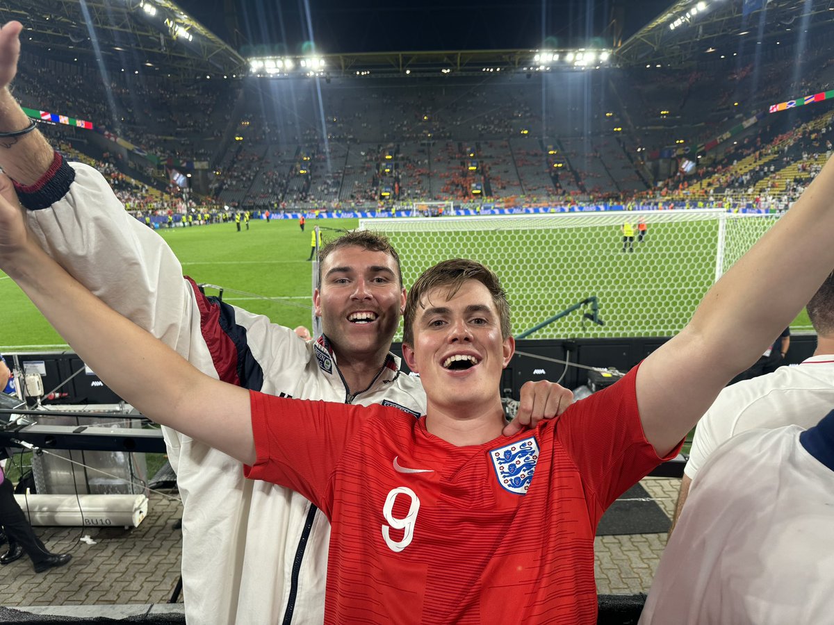 CallumHamlett's tweet photo. I’ll get him home safe and sound 😴😴 https://t.co/dpUjYXbYNv