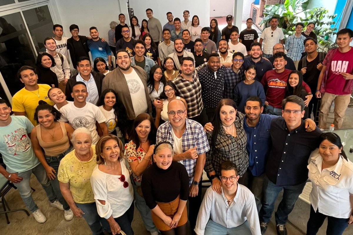 BrendaRibeiroG's tweet photo. Con nuestros Estudiantes Universitarios se abrió el espacio #EncuentrosGANA para seguir robusteciendo Venezuela Tierra de Gracia 

 #Brillantes #UCV #USM #USB #UCAB #UNIMET #ULA #UAH

Gracias a las autoridades estudiantiles presentes #18días para el cambio 🇻🇪🫶🏻💙🗳️ MCM+EGU https://t.co/LkLYaoWSGA