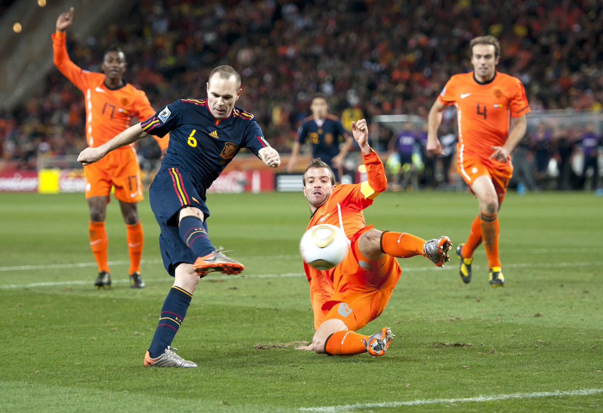 ActuFoot_'s tweet photo. Il y a 14 ans jour pour jour, l’Espagne était sacrée championne du monde grâce à un but d’Andrés Iniesta. 🇪🇸⭐️ https://t.co/VegCVZODxW