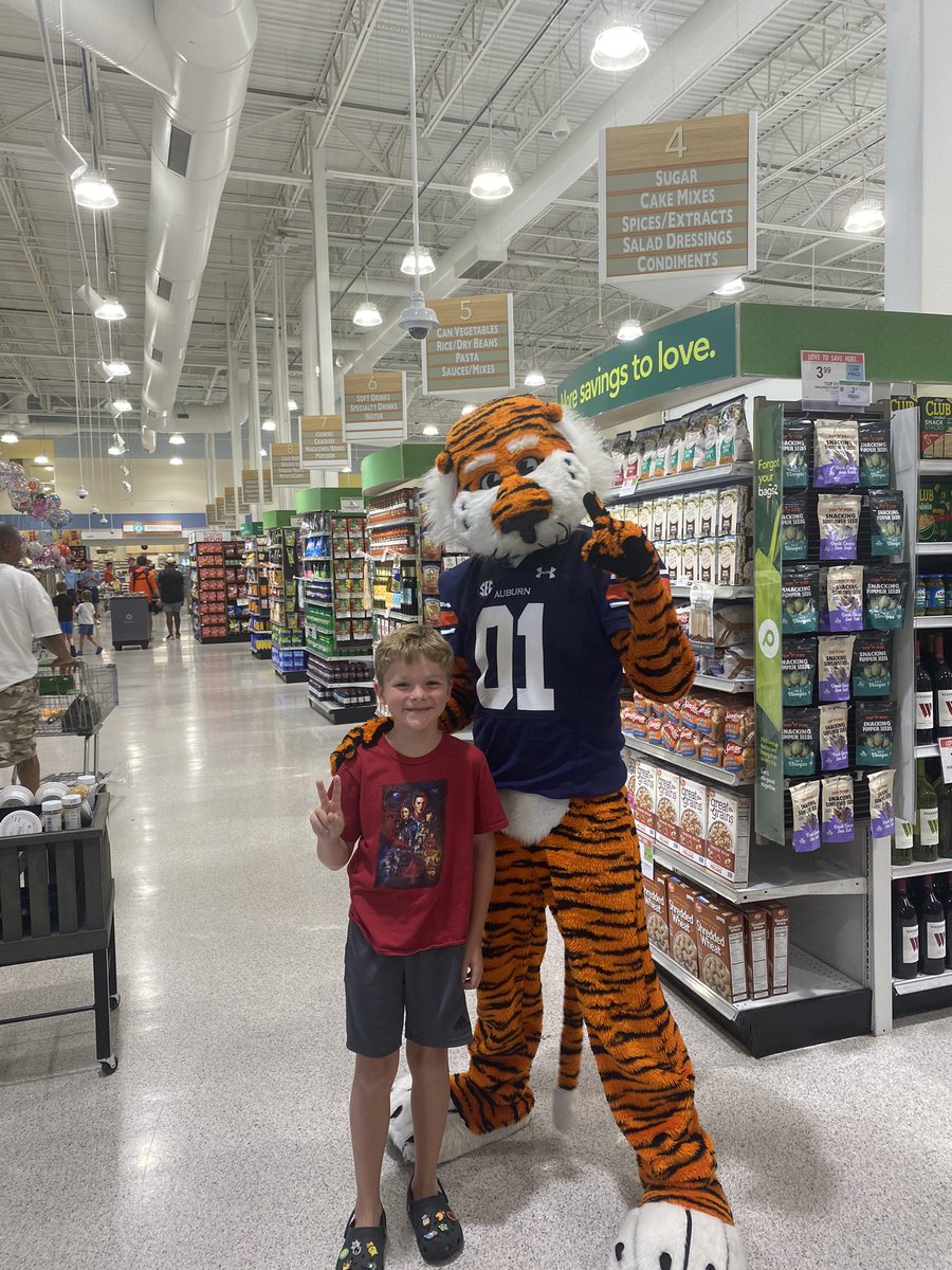Betzee3's tweet photo. Look who was at the grocery store! @AubietheTiger01! War Eagle! 🦅 💙🧡🐯 https://t.co/uV8N3eT6E4