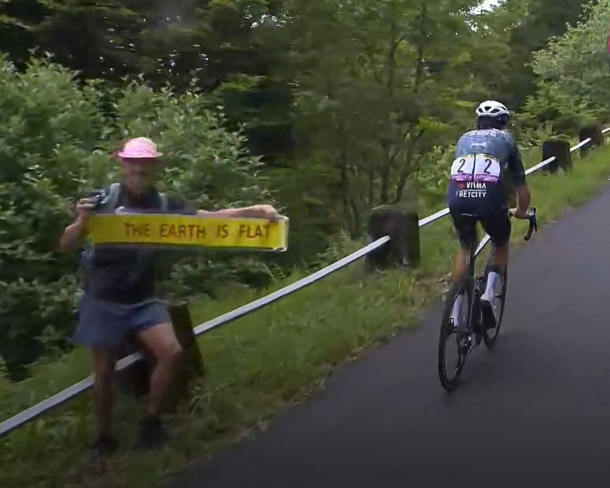 papasmarrone's tweet photo. Cómo hay que ser de hdp para enseñarle ese cartelito a los ciclistas en una etapa de montaña del tour https://t.co/QhyAvJnXqY