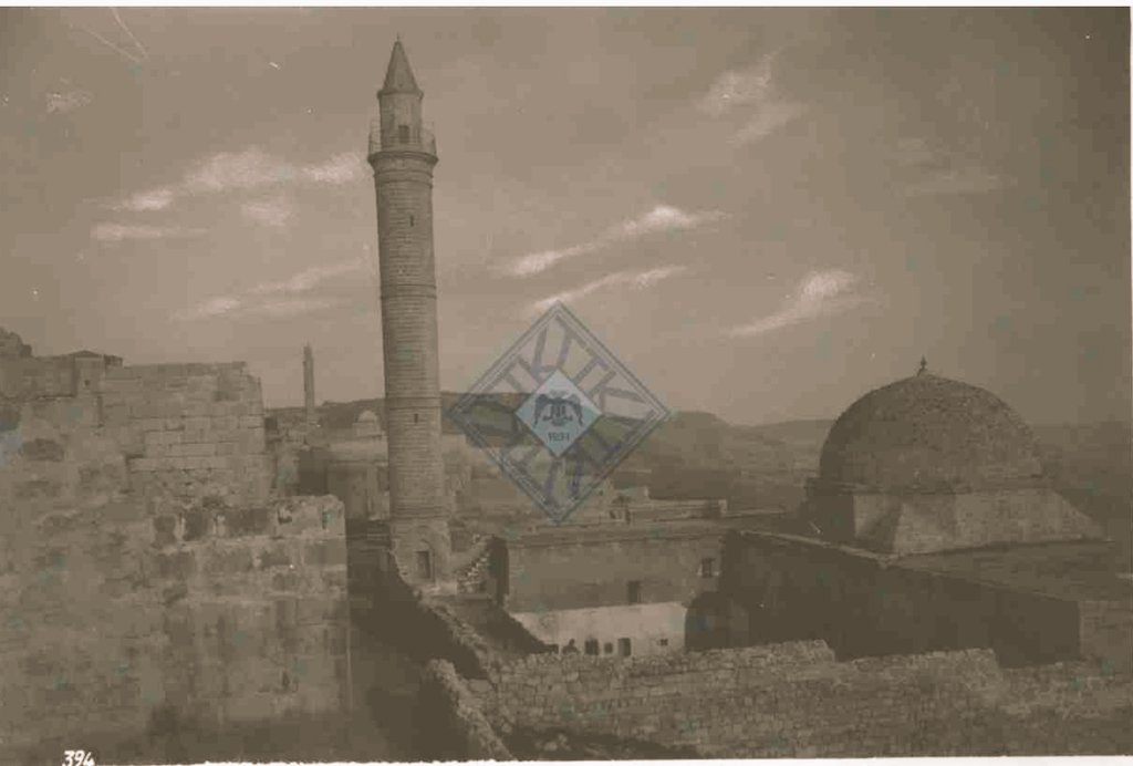 AntMardin's tweet photo. 1920'lerde Latifiye Camii'yi gösteren bir karpostal. Karpostalın arka sağ üstüne Osmanlıca olarak Mardin Latif Ağa Camii notu düşülmüş.

Kaynak: TTK https://t.co/iMSp1PAZUM
