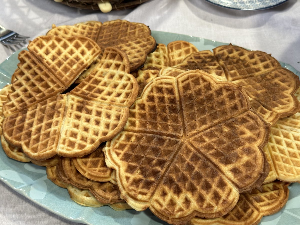 SReadBooks's tweet photo. Huge thanks to James, Helen, Molly and both grannies for your exceptional hospitality (esp the waffles!) and for enabling all us booksellers to gather, talk, and listen, and to get sneak previews of this very special book. 

Preorder #ThePlaceOfTides here: https://t.co/t6kVjLuZh0 https://t.co/l26sv31MSo