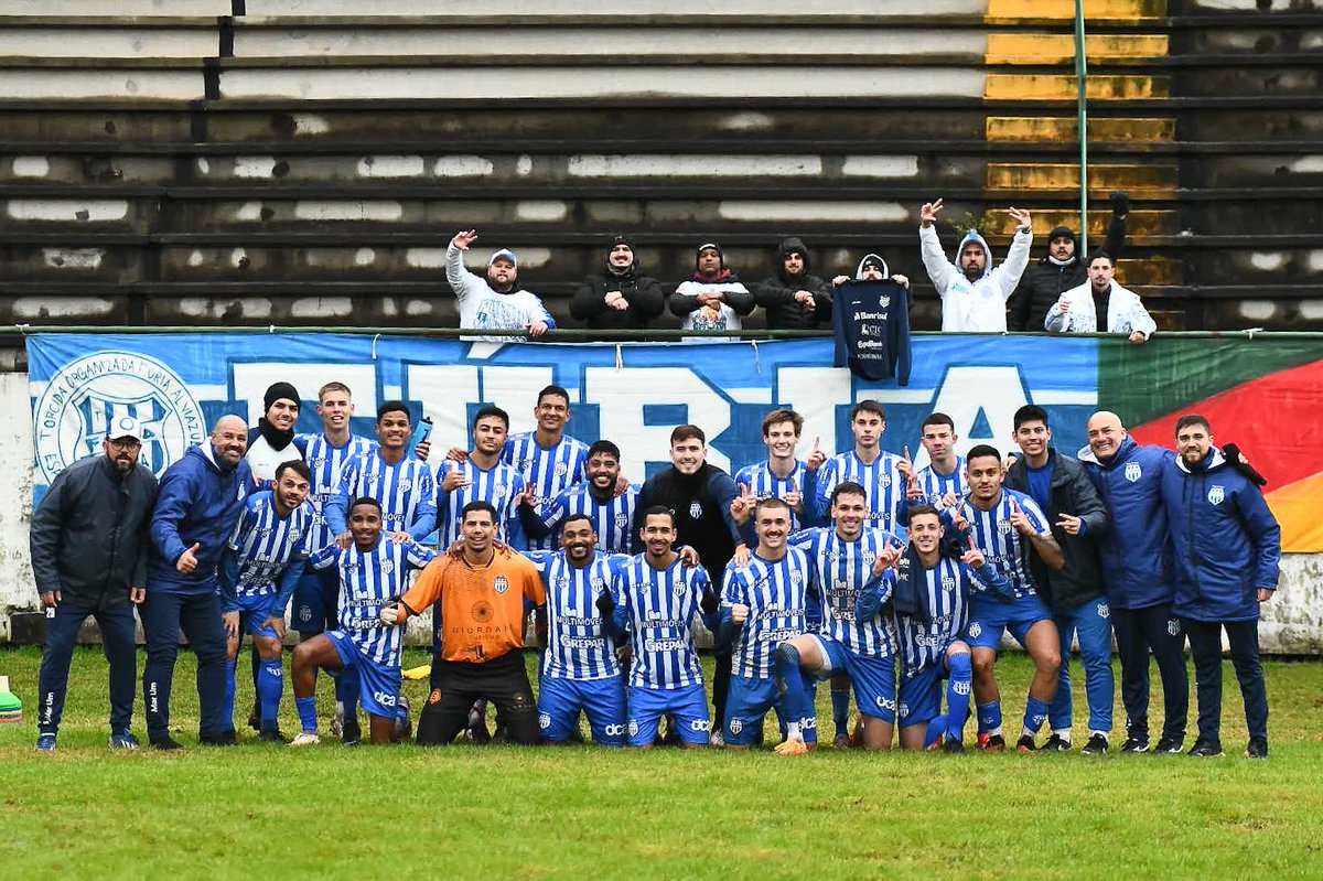 KevinSganzerla's tweet photo. Chegou ao fim a campanha do @ClubeEsportivo. Com a vitória por 2 a 0 diante do Gaúcho, o Alviazul confirmou sua permanência no Gauchão Série A2. O Alviazul terminou na 6ª posição com 15 pontos. Hoje foi o último jogo profissional do clube em 2024. (+)

Foto: Dayana Giacomini https://t.co/1fON5FaY6v