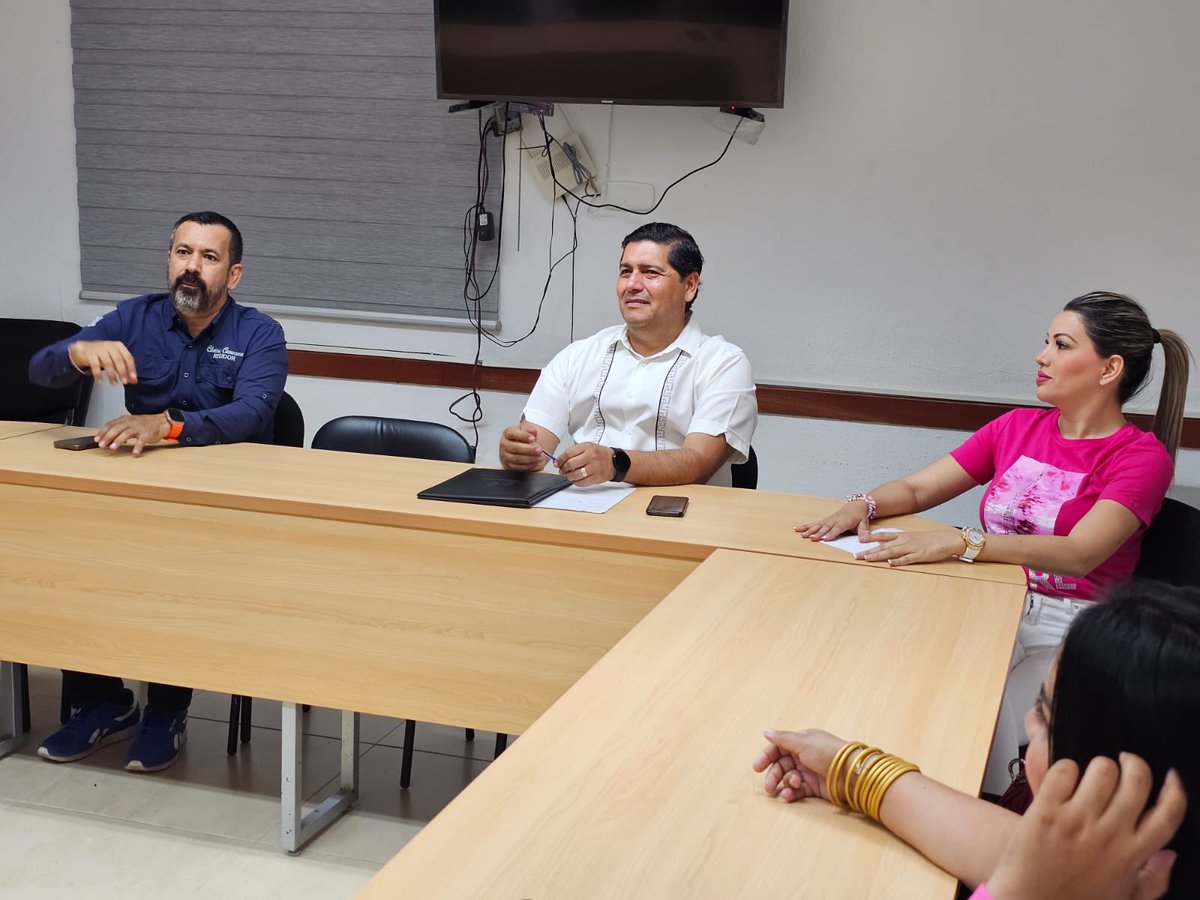FlorHdezCln's tweet photo. Reunión de trabajo con lo integrantes de la Comisión de Hacienda, revisando temas relacionados con dicha comisión. 📑 #FlorHernández #RegidoraPRI🇲🇽 #AyuntamientodeCuliacán ✅🙋🏼♀️ https://t.co/iICrjVgiCo