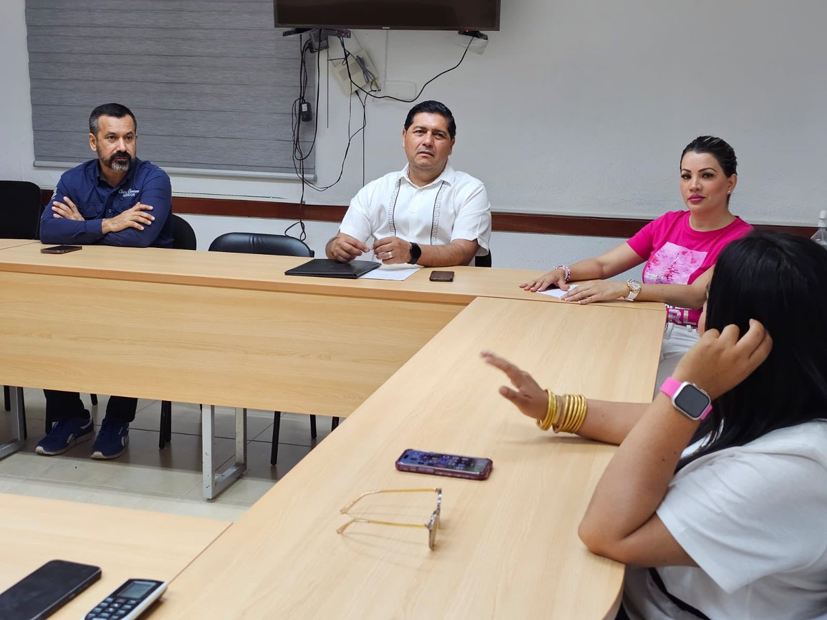 FlorHdezCln's tweet photo. Reunión de trabajo con lo integrantes de la Comisión de Hacienda, revisando temas relacionados con dicha comisión. 📑 #FlorHernández #RegidoraPRI🇲🇽 #AyuntamientodeCuliacán ✅🙋🏼♀️ https://t.co/iICrjVgiCo
