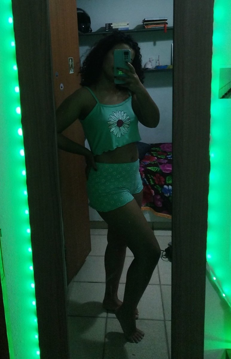 mimluz's tweet photo. Fui inventar de comprar um pijama G pra mim "da Virginia" e pense num cropped e shortin colado que ficou vei, ok, to mo gostosa, mas isso aqui é colado demais pra um pijama G cara kkkkkkkk https://t.co/TVISa6QBW3